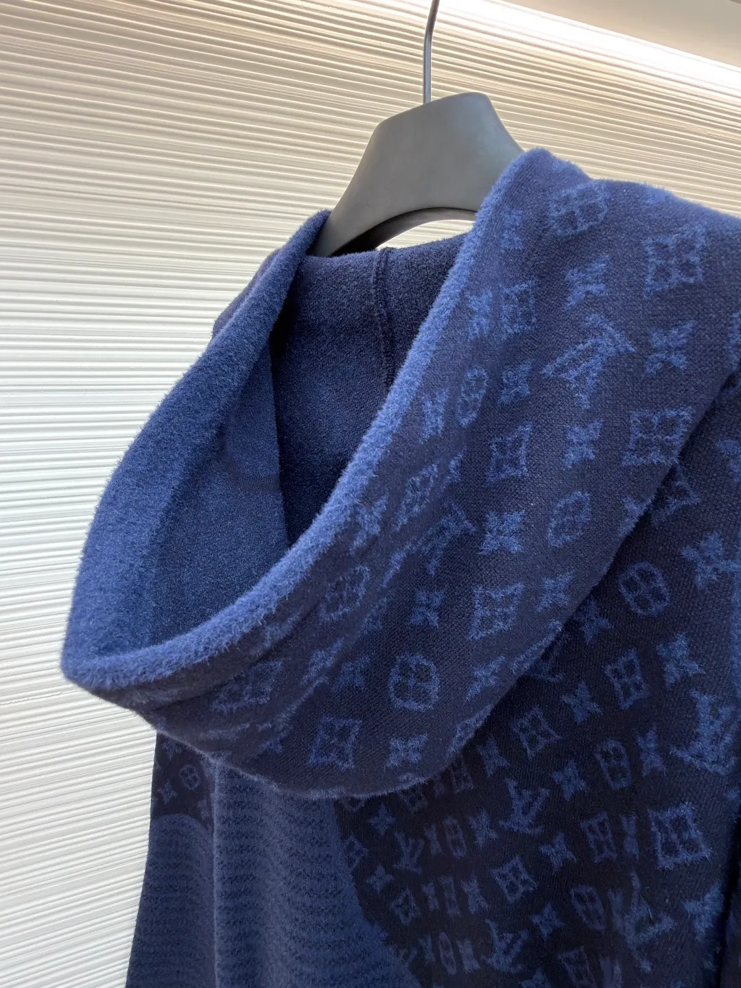 LOUIS VUITTON Holiday spliced ​​long-sleeved hooded pullover sweatshirt ●Original version: Purchased and developed by 16097 ●Item number: 1681356-C15 ●Fabric: 100% cotton ●Technology: knitted ●Color: navy ●Version: fitted version ●Weight: about 1010g ●Size: S-M-L-XL ●Description: This sweatshirt is made of wool blended knitted fabric, which is soft to the touch and has good warmth retention. The hooded design is equipped with a drawstring adjustment system, which can flexibly adjust the shape of the hood; the entire body of the garment displays the brand's classic Monogram pattern, which is made through multi-color jacquard knitting technology. The pattern texture is three-dimensional and layered. The body is equipped with a kangaroo pocket, which is practical and has a sense of design; the ribs on the cuffs and hem are made of high-elastic knitting technology to ensure fit and resilience. The overall cut is an oversize silhouette, and the splicing of the body uses seamless weaving technology to avoid exposed threads and improve wearing comfort. From the complex design of the jacquard pattern to the delicate processing of the knitted texture, every step reflects Louis Vuitton's exquisite control of luxury knitted items. It is a fusion of the brand's classic elements and casual style. The overall wiring is straight and delicate, the fabric is comfortable and soft, and the color is consistent without color difference. It can be matched with the same style to create a fashionable look and control various occasions. Customized accessories, complete with three standards, same style for men and women!